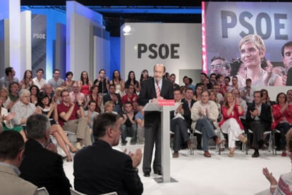 Rubalcaba expone su proyecto político rodeado de dirigentes del PSOE. En la pantalla, Zapatero y su esposa, Sonsoles Espinosa.
