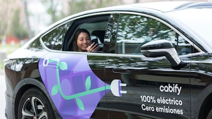 Una mujer hace un trayecto con un vehículo eléctrico de Cabify.