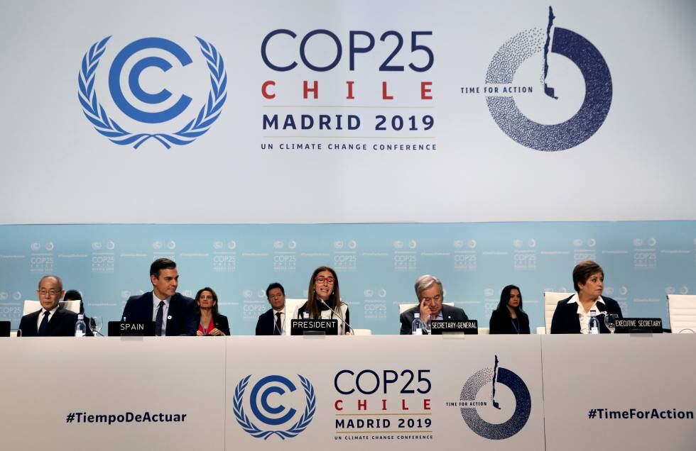Carolina Schmidt, ministra de Medio Ambiente de Chile y presidenta de la COP25, flanqueada por el presidente en funciones de España, Pedro Sánchez, y el secretario general de la ONU, António Guterres, inaugura la cumbre.
