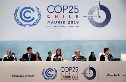 Carolina Schmidt, ministra de Medio Ambiente de Chile y presidenta de la COP25, flanqueada por el presidente en funciones de España, Pedro Sánchez, y el secretario general de la ONU, António Guterres, inaugura la cumbre.