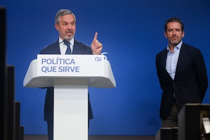 Los vicesecretarios del PP de Cultura, Borja Sémper (a la derecha) y de Economía, Juan Bravo (a la izquierda), este lunes, tras la reunión del Comité de Dirección, en Madrid.