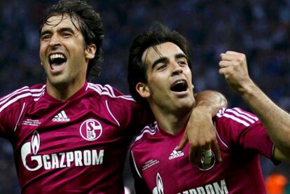Raúl y Jurado celebran un gol del Schalke.
