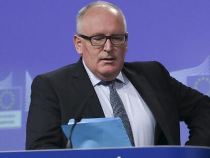 BR06 BRUSELAS (B&Eacute;LGICA) 01/06/2016.- El vicepresidente de la Comisi&oacute;n Europea, Frans Timmermans, ofrece una rueda de prensa en Bruselas (B&eacute;lgica) hoy, 1 de junio de 2016. a Comisi&oacute;n Europea (CE) dio hoy un paso m&aacute;s en el proceso comunitario abierto contra Polonia el pasado 13 de enero por las dudas que plantea su reforma del Tribunal Constitucional con respecto al Estado de derecho. 