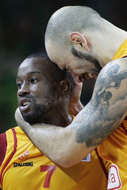 Pero Antic (d) y Bo McCalebb  celebran el histórico el triunfo de Macedonia.