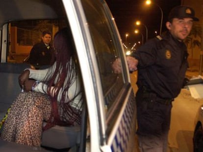 Imagen de una redada contra la prostitución en Alicante en 2019.