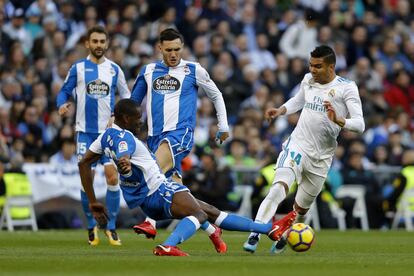 Aldo, jugador del Deportivo, se dispone a arrebatar el balón a Casemiro (derecha).