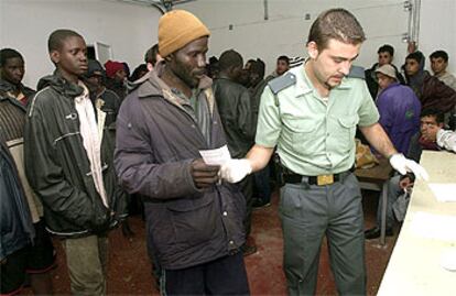 Un grupo de <i>sin papeles</i>, en dependencias de la Guardia Civil en Fuerteventura.