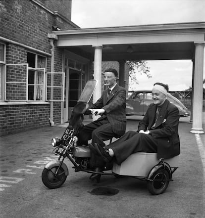 Dos de los miembros del 'Guinea Pig Club' llegan a una cena organizada en su honor en 1949.