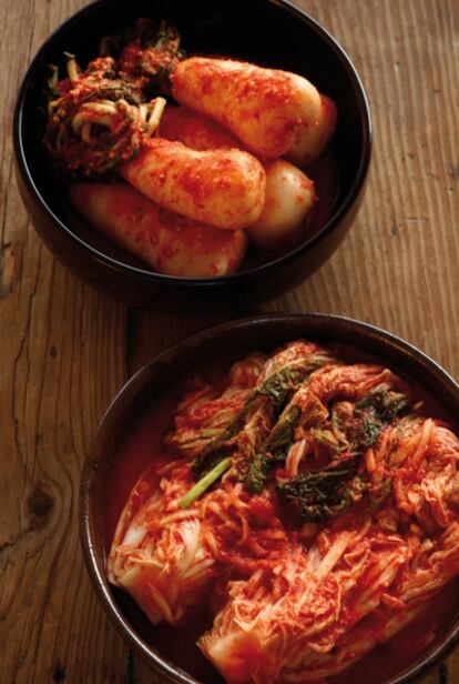 Plato con 'kimchi rojo'.