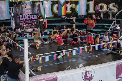 Luchatrans mezcla la función de lucha libre con la cultura 'ballroom', un espectáculo de baile 'voguing' que nació en Nueva York en los ochenta como una forma de empoderar transexuales, latinos y afroamericanos.