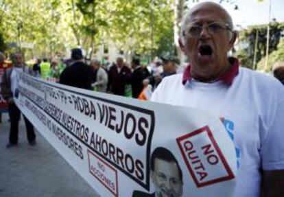 Un asistente a la concentración de ADICAE, dentro de la campaña de denuncia ante el conjunto de la banca. EFE/Archivo