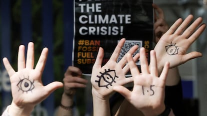 Manifestantes protestam contra o uso de combustíveis fósseis durante a a Cúpula do Clima em Glasgow, nesta quarta.