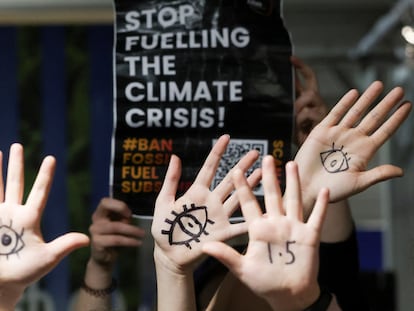 Manifestantes protestam contra o uso de combustíveis fósseis durante a a Cúpula do Clima em Glasgow, nesta quarta.