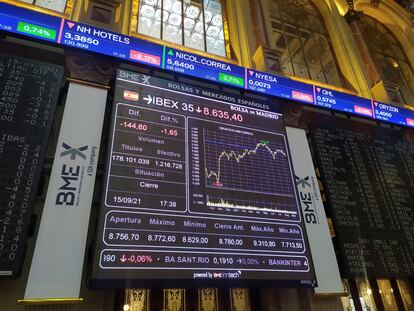 Varias pantallas muestran información bursátil, este miércoles al cierre de la Bolsa de Madrid.