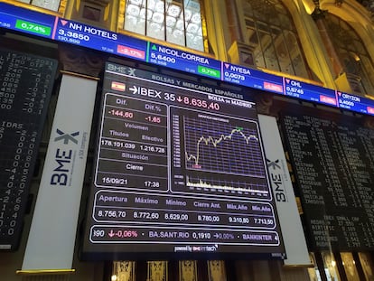 Varias pantallas muestran información bursátil, este miércoles al cierre de la Bolsa de Madrid.