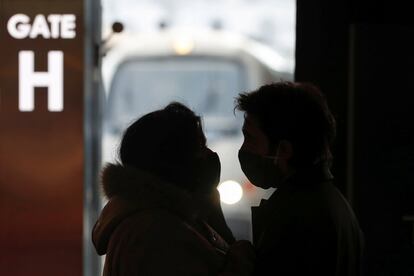 Una pareja en la estación de tren Termini de Roma (Italia) un día antes de que Italia vuelva a un bloqueo completo por Navidad como parte de los esfuerzos implementados para frenar la propagación del coronavirus.