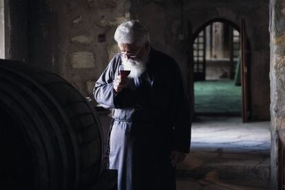 Un monje cata un vino en la bodega del monasterio de Chrysoroyiatissa, cerca de Paphos, en Chipre.