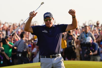 Mickelson celebra la victoria.