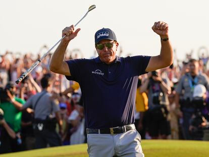 Mickelson celebra la victoria.