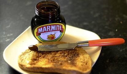 Una tostada junto a un bote de Marmite.