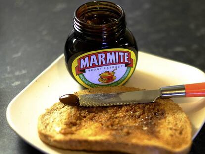 Una tostada junto a un bote de Marmite.