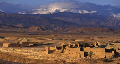 Fortaleza con el Atlas nevado al fondo.