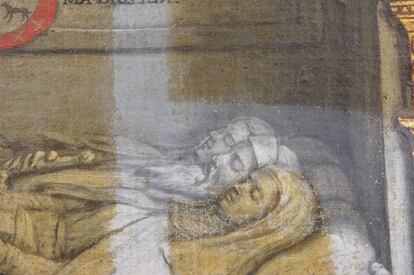 Detalle de los rostros de Per Afán de Ribera II flanqueado por sus dos esposas en el sepulcro.