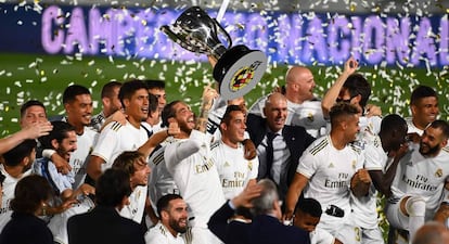 El equipo blanco celebra el título en Valdebebas.