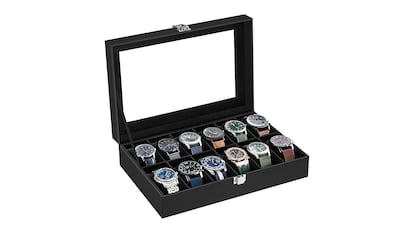 Caja organizadora de relojes sobre fondo blanco.