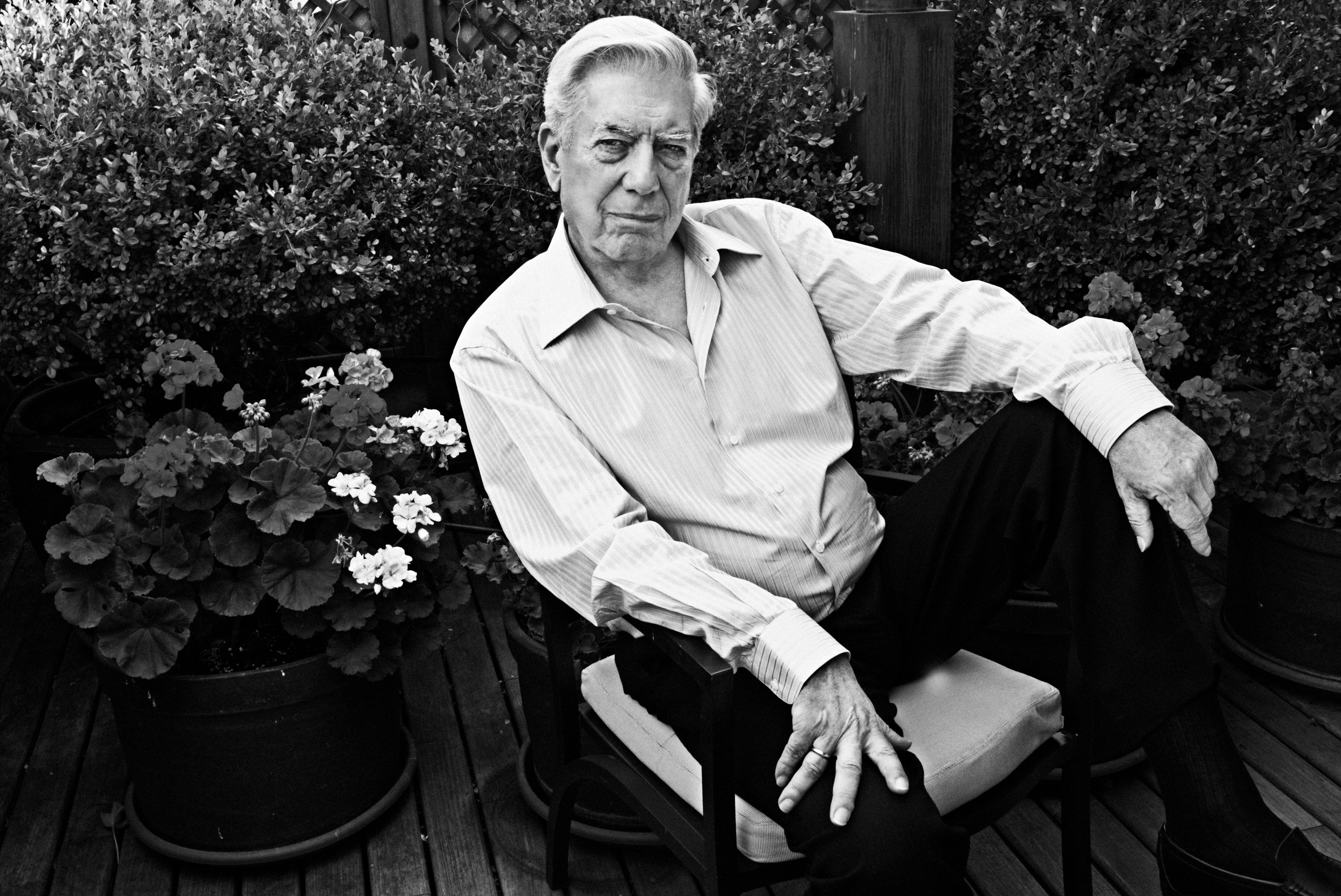 El escritor Mario Vargas Llosa, en la terraza de su casa en el Madrid de los Austrias, en septiembre de 2013.