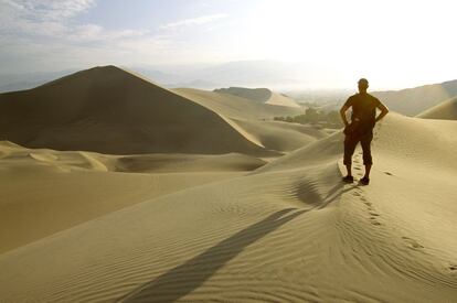 Un excursionista en las dunas de Huacachina, en Perú,