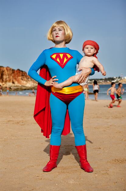 'Superm en la playa de Conil', de la artista Verónica Ruth Frías.