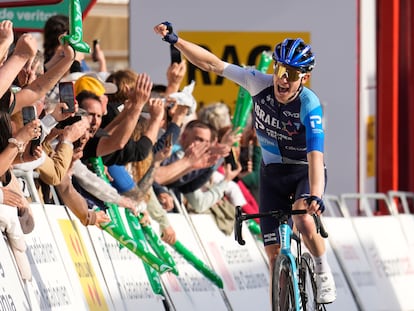 El australiano Nicholas Schulz (Israel - Premier Tech) ganó el sprint de la primera etapa de la Volta, seguido por Pogacar.