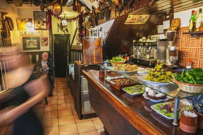 La Cueva is located inside one of the most historic buildings in San Sebastián’s Old Quarter, where it miraculously survived a fire in 1813.