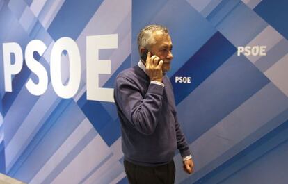 José Antonio Griñán, en un receso de la reunión del comité federal del PSOE.