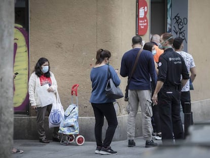 Cues davant l'oficina de Serveis Socials del barri del Raval, aquest estiu.