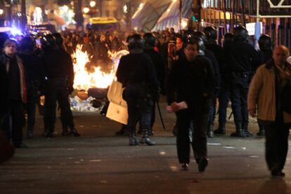 Barricada de fuego hecha por los manifestantes mientras se enfrentan a los agentes.