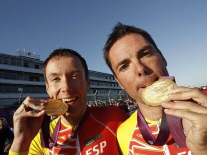 Paralympic cyclists Christian Venge (l) and David Llaurad&oacute; show off their medals.