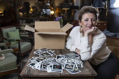 Iraida Domecq, en la almoneda que regenta en la calle Garcilaso con la caja de polaroids de Alberto Schommer.