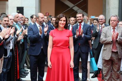 La popular Isabel Díaz Ayuso antes de tomar posesión como presidenta de la Comunidad de Madrid en un acto celebrado este lunes en la Real Casa de Correos, sede del Gobierno regional.