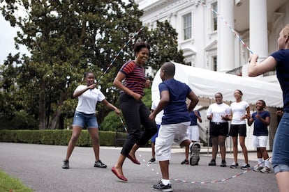 Michelle, jugando con sus hijas y amigos en el jardín de la Casa Blanca, y con uno de los perros de la familia.