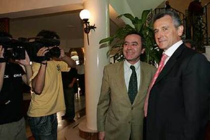 El presidente de la gestora de Marbella, Diego Martín (izquierda), y Paulino Plata, ayer en Marbella.