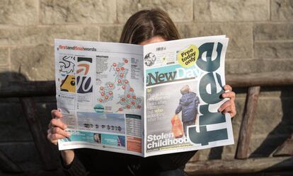 Una mujer lee el periódico 'The New Day', este lunes en Bristol.