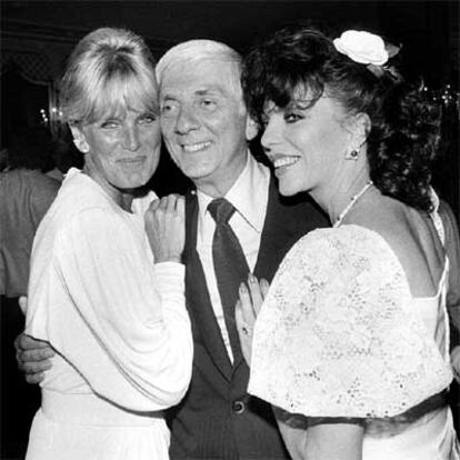 Aaron Spelling, con Linda Evans y Joan Collins, enemigas irreconciliables en &#39;Dinastía&#39;, en 1984.