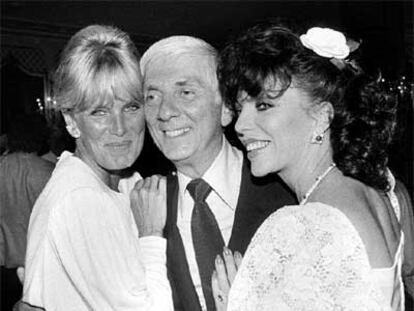 Aaron Spelling, con Linda Evans y Joan Collins, enemigas irreconciliables en 'Dinastía', en 1984.