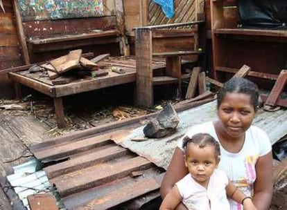 Una mujer con su hija, en una comunidad del Atlántico Norte de Nicaragua afectada por el huracán Félix el pasado jueves.