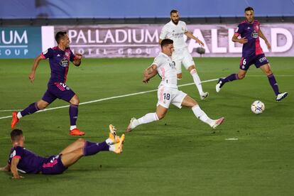 Luka Jovic remata durante el encuentro contra el Valladolid este miércoles en el estadio Alfredo di Stéfano.