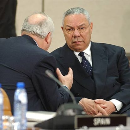 Moratinos conversa con Powell en un aparte durante la reunión de la OTAN ayer en Bruselas.