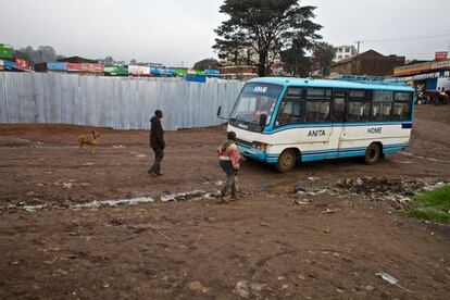 'Cenizas para una nueva vida' es parte de un proyecto documental que captura el momento en que varios niños de las calle de Nairobi son rescatados por dos organizaciones no gubernamentales, Koinonia y Amani, para ser trasladados a un centro de rehabilitación, donde recibirán atención médica, un hogar, comida y asistencia durante el tiempo que sea necesario para lograr su reinserción en la sociedad. Se recorren varios puntos de la ciudad en busca de aquellos niños que han sido identificados previamente por los voluntarios y que serán rescatados y trasladados al Centro de Rescate Ndugu Mdogo, que significa "hermano menor" en swahilli.