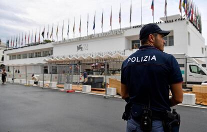 Un polic&iacute;a ante el edificio que acoge la sala principal del festival, en el Lido de Venecia, hoy 29 de agosto. 